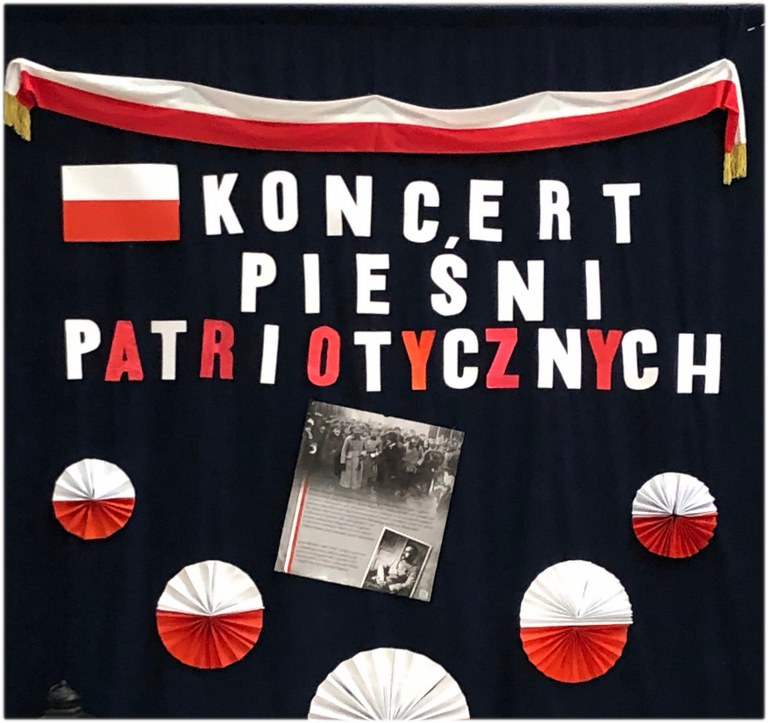 Tablica z napisem koncert pieśni patriotycznych