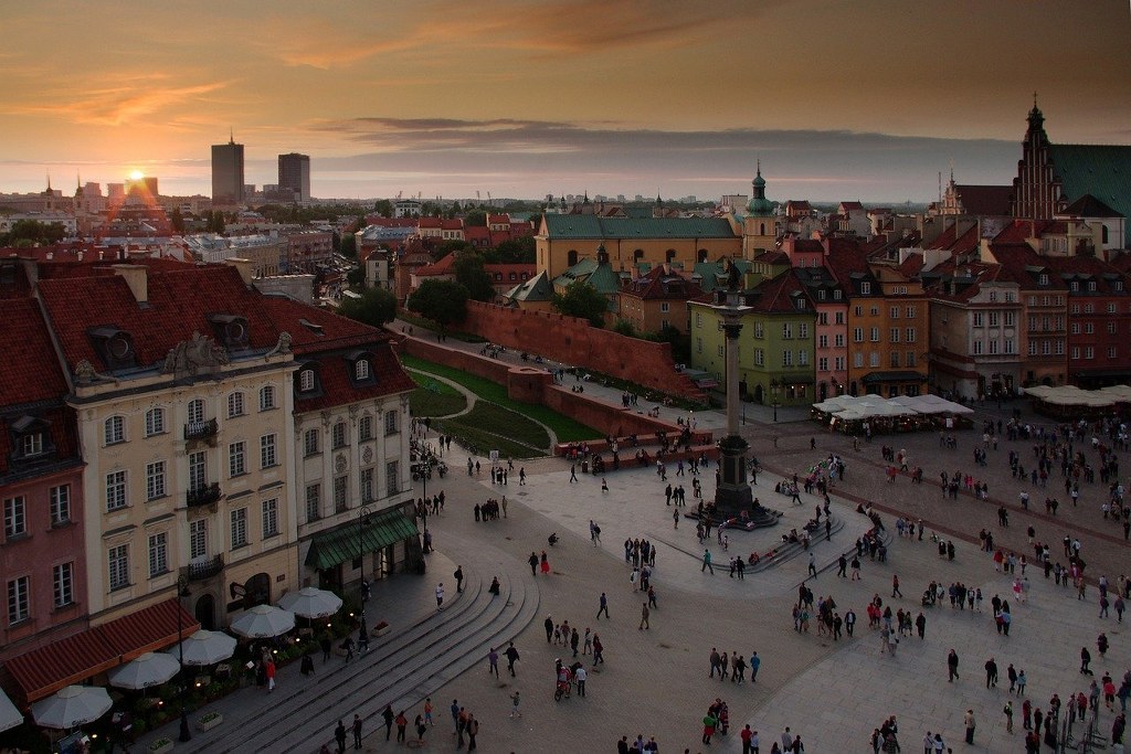 zdjęcie zachodu słońca z widokiem warszawskiej starówki