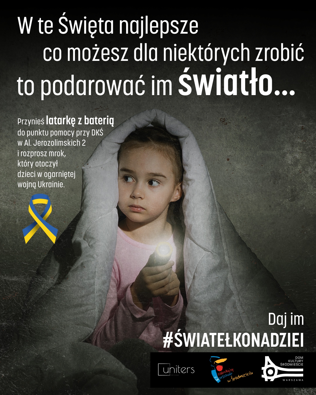 Plakat promujący akcję Światełko Nadziei - na cimno szaro-zielonym tle siedząca dziewczynka opatulona kołdrą i trzymająca misia. Akcja opisana w niniejszym artykule.